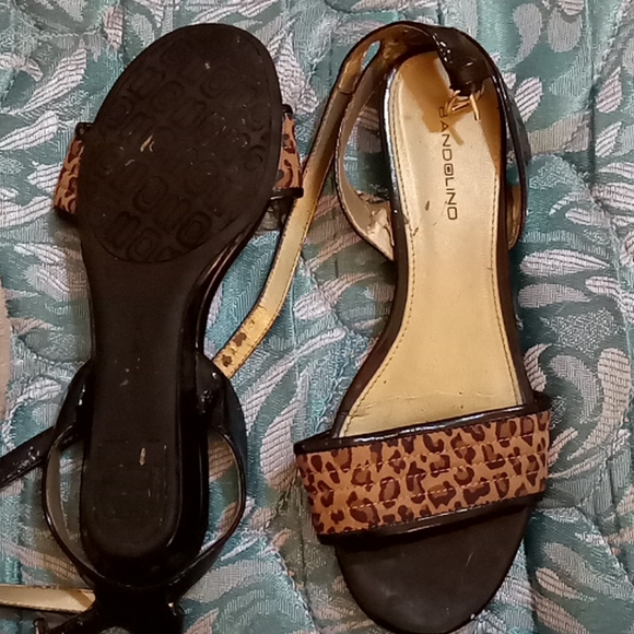 sandals - Picture 2 of 5